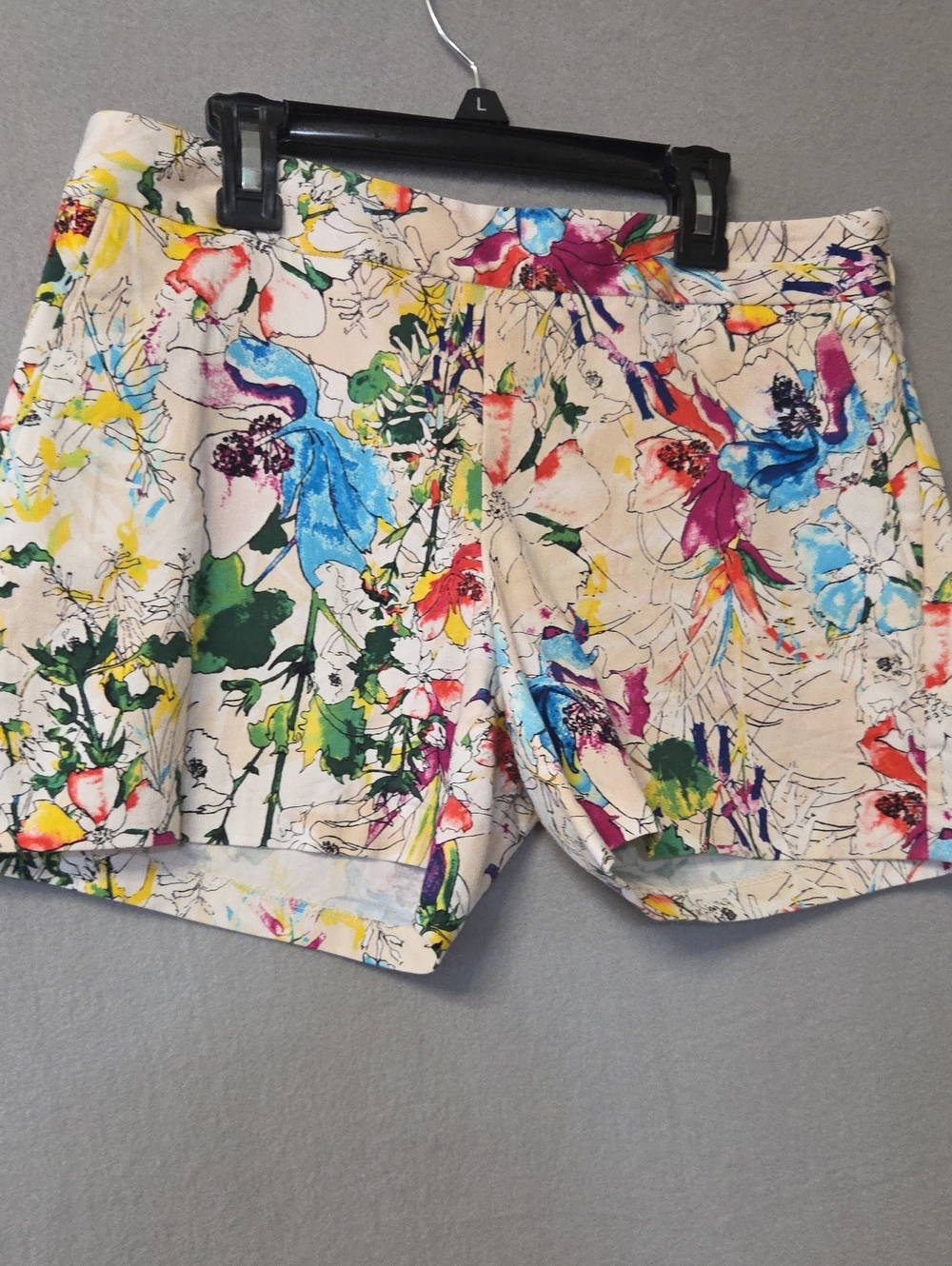 Express Floral Print Women Shorts Size 4 Beige Multicolor